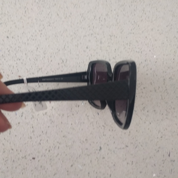 Beautiful black sunglasses by Tahari 🍀🍀🍀 - Picture 5 of 8